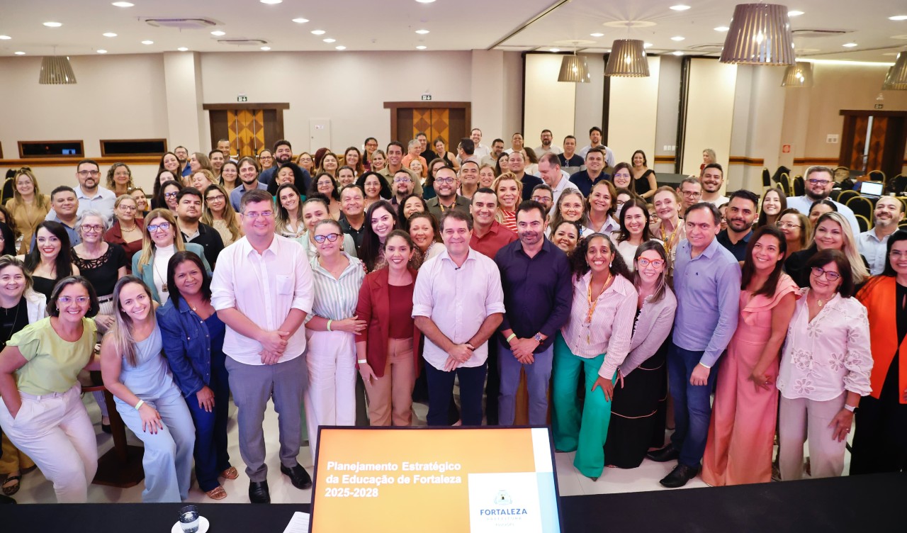 grupo de pessoas posa para a foto